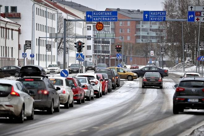 Ruukintien ja Kirkkokadun valoristeys Seinäjoella on puuronsilmä, jossa kannattaa vihreiden syttyessä lähteä rivakasti liikkeelle. Näin mahdollisimman moni takana tulevakin ehtii valoista läpi. KUVA: TOMI KOSONEN