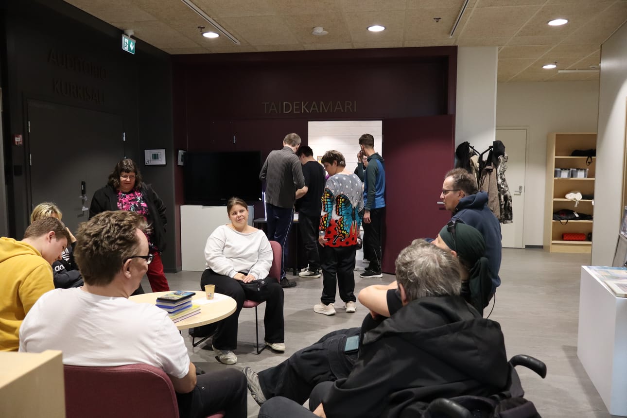 Värin pilkahduksia! -taidenäyttely on kamarin lokakuun näyttely.