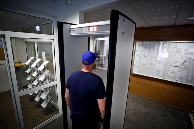 Turistit ovat tottuneet jo aikaa sitten tiukkoihin turvatarkastuksiin lentoasemilla. Turvallisuusteknologia on ollut käytössä alimmissa tuomioistuimissa maaliskuusta 2016 lähtien. KUVA: TOMI KOSONEN