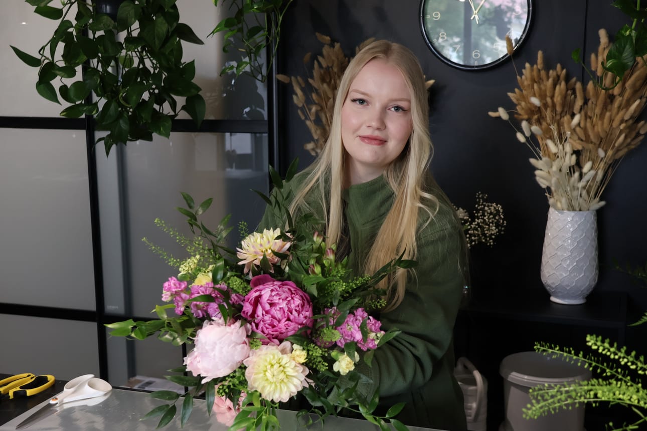 Selina Vilmilän omistaman Vihersydämen palveluihin kuuluvat kukkien lisäksi hautauspalvelut, pihasuunnitelmat ja viherpalvelut.