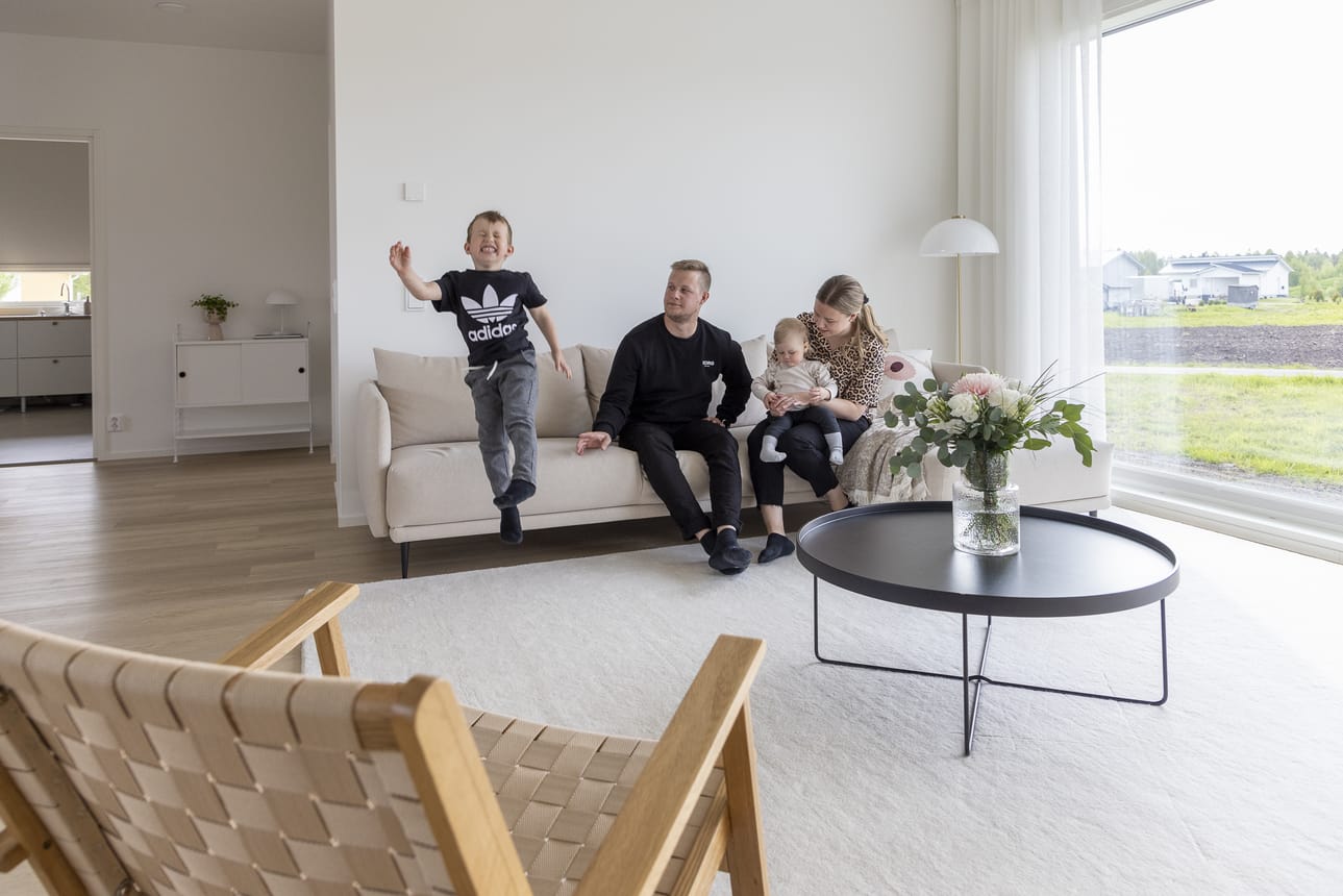 Samuel ja Reetta Malmberg ovat asuneet lapsiensa Niklaksen ja Ellenin kanssa uudessa kodissaan alkuvuodesta lähtien. Tyrnävällä viehättää lapsiystävällisyys ja väljyys.