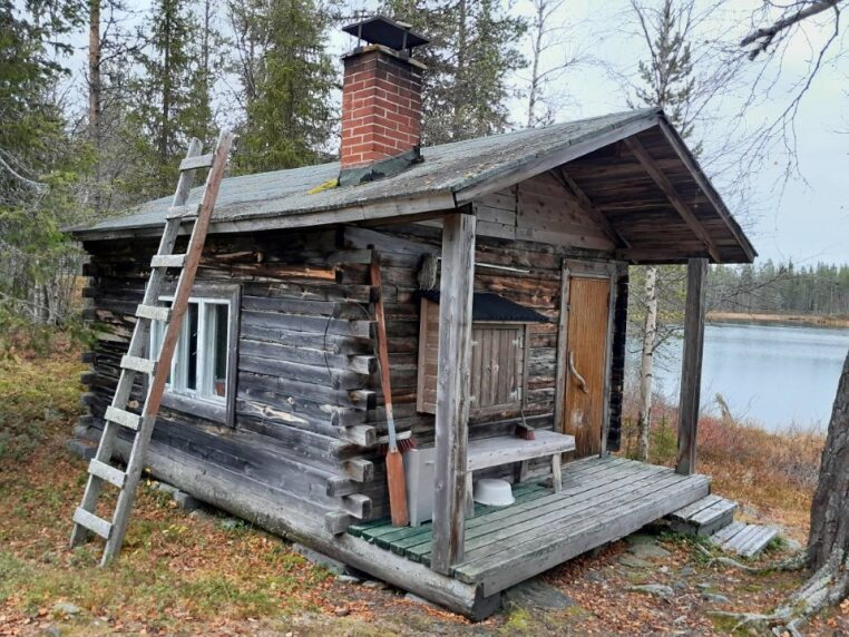 Metsähallitus huutokauppaa vanhoja tupia Lapissa – Lähtöhinta nolla euroa, ostajan pitää purkaa ja kuljettaa rakennus pois