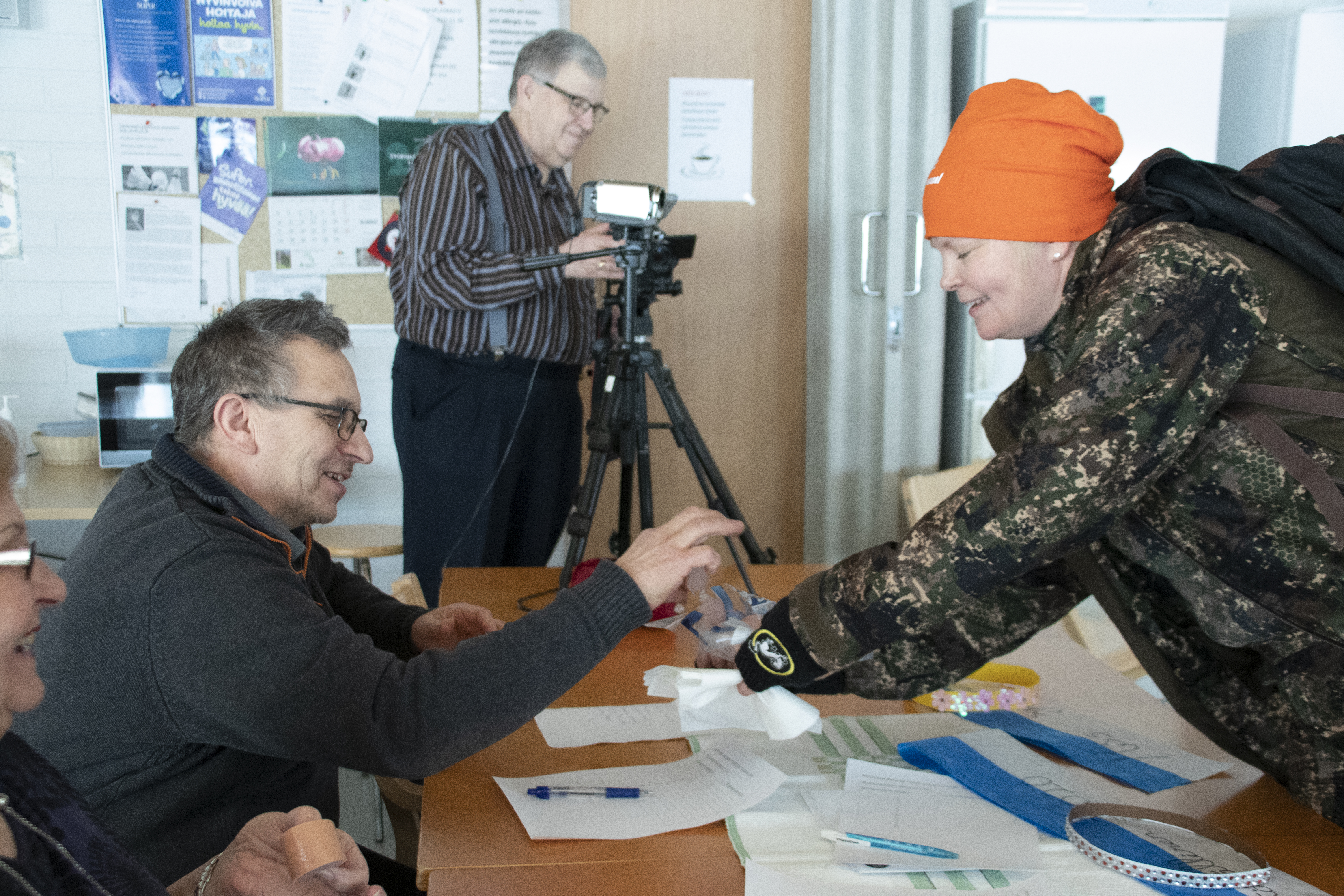 Asukierroksen aloittanut Tellervo Tapion tyttö lahjoi tuomareita lenkkimakkaralla. Urho Ahonpää ikuisti missikisat videoiden.