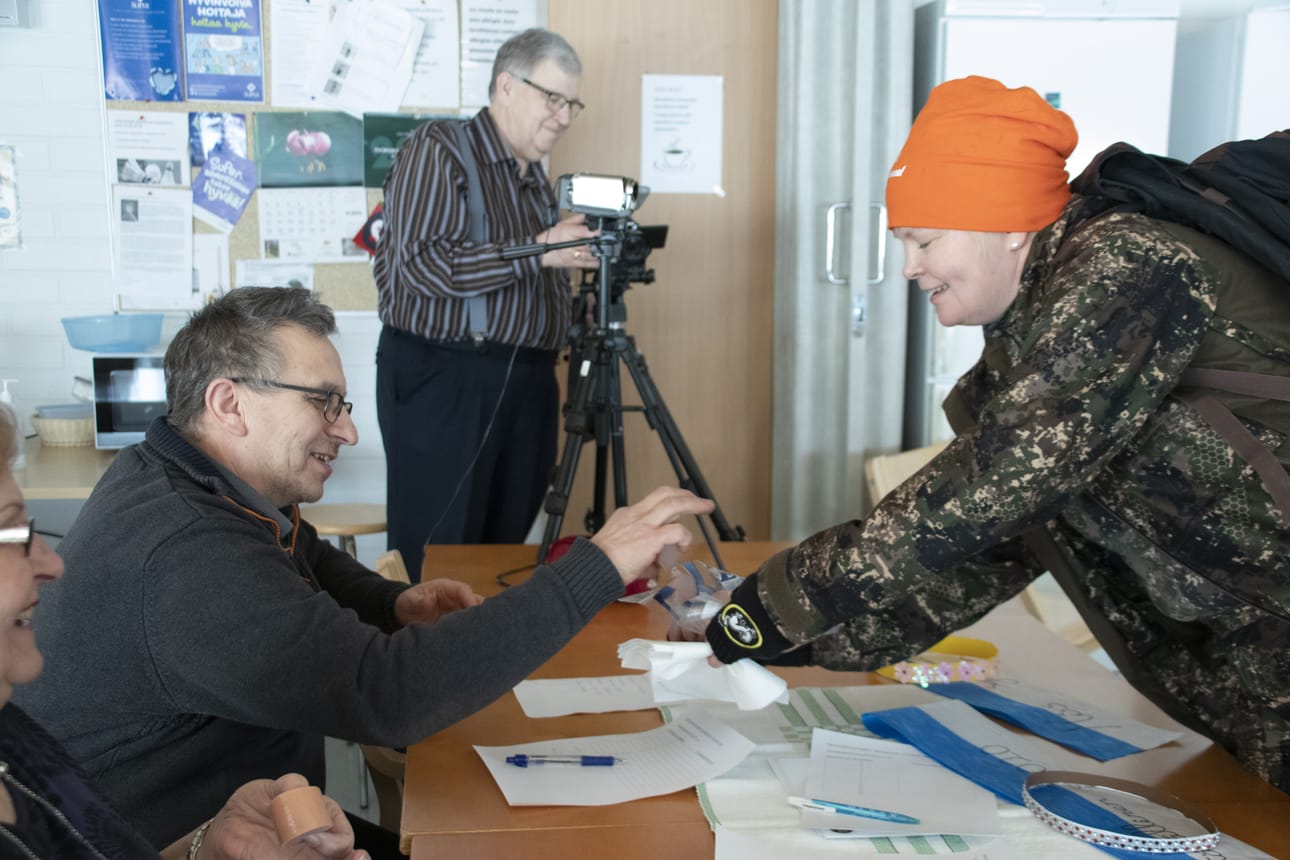 Asukierroksen aloittanut Tellervo Tapion tyttö lahjoi tuomareita lenkkimakkaralla. Urho Ahonpää ikuisti missikisat videoiden.