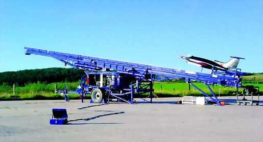 Katapultti. Miehittämätön lennokki laukaistaan matkaan paineilmalla.