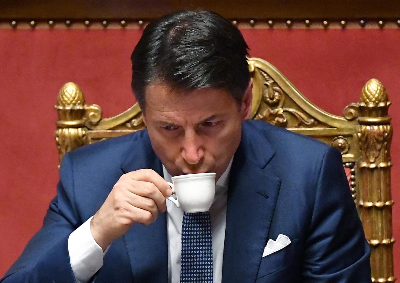 Italian pääministeri Giuseppe Conte juo kahvia maan parlamentissa Roomassa 19. kesäkuuta. Kahvin juominen lisää ruskean rasvan aktiivisuutta ihmisissä.