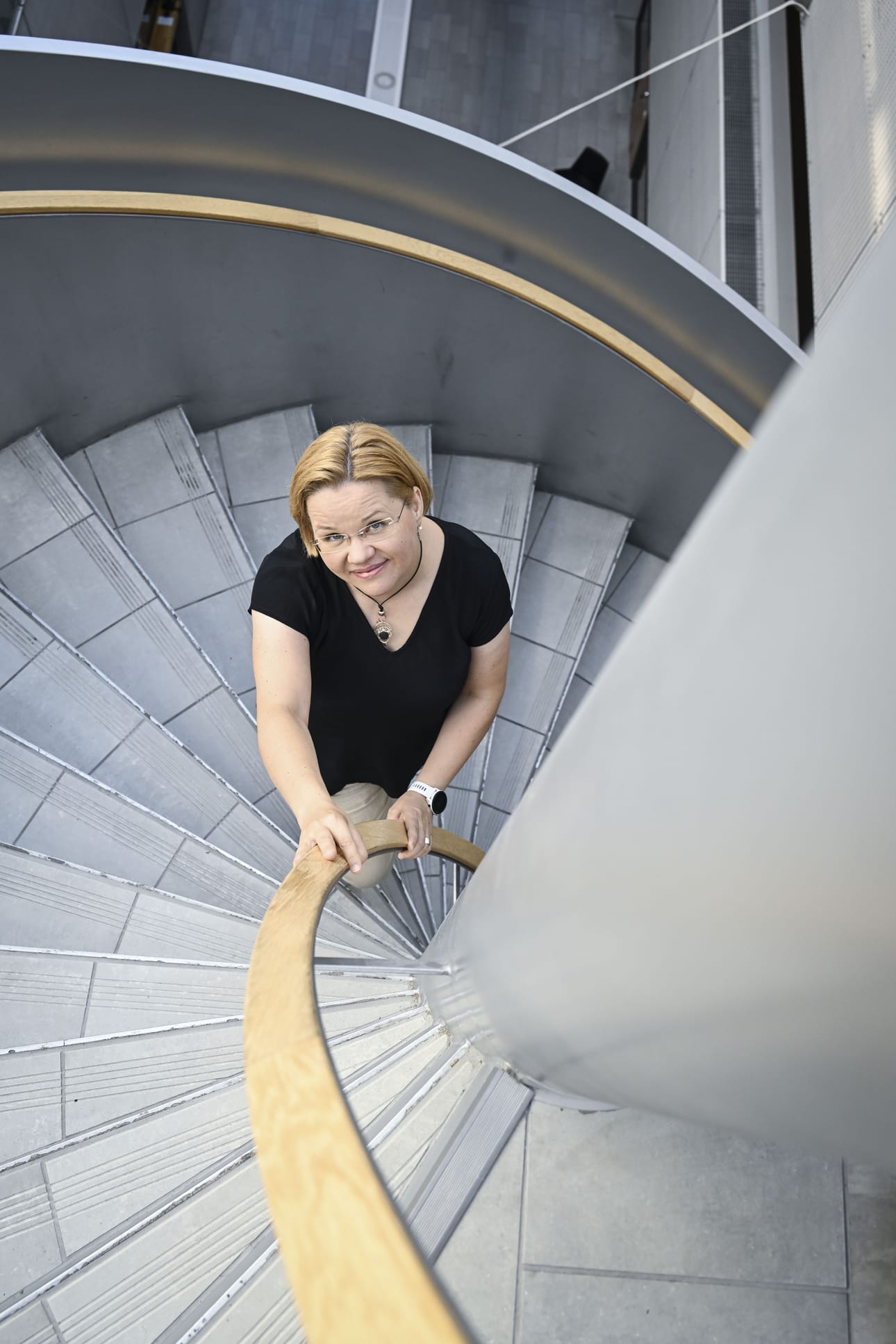 – Avaruusromulla on sama nopeus, jolla satelliitin saa avaruuteen, eli 7,5 kilometriä sekunnissa. Se tekee ison reiän mihin tahansa, avaruusprofessori Minna Palmroth sanoo. Kuva: KIMMO BRANDT