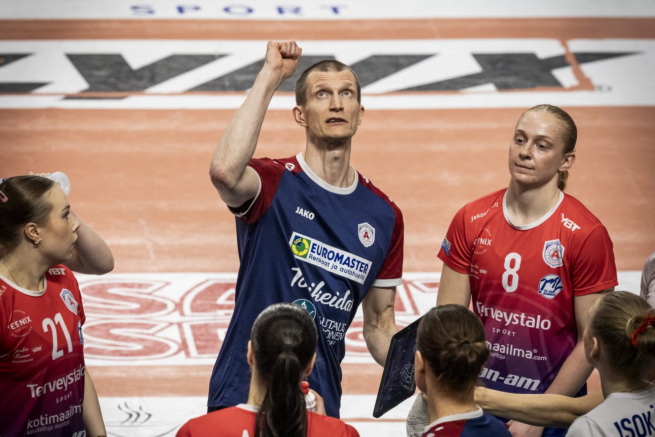 Jukka Lehtonen jatkaa Arctic Volleyn naisten edustusjoukkueen päävalmentajana.