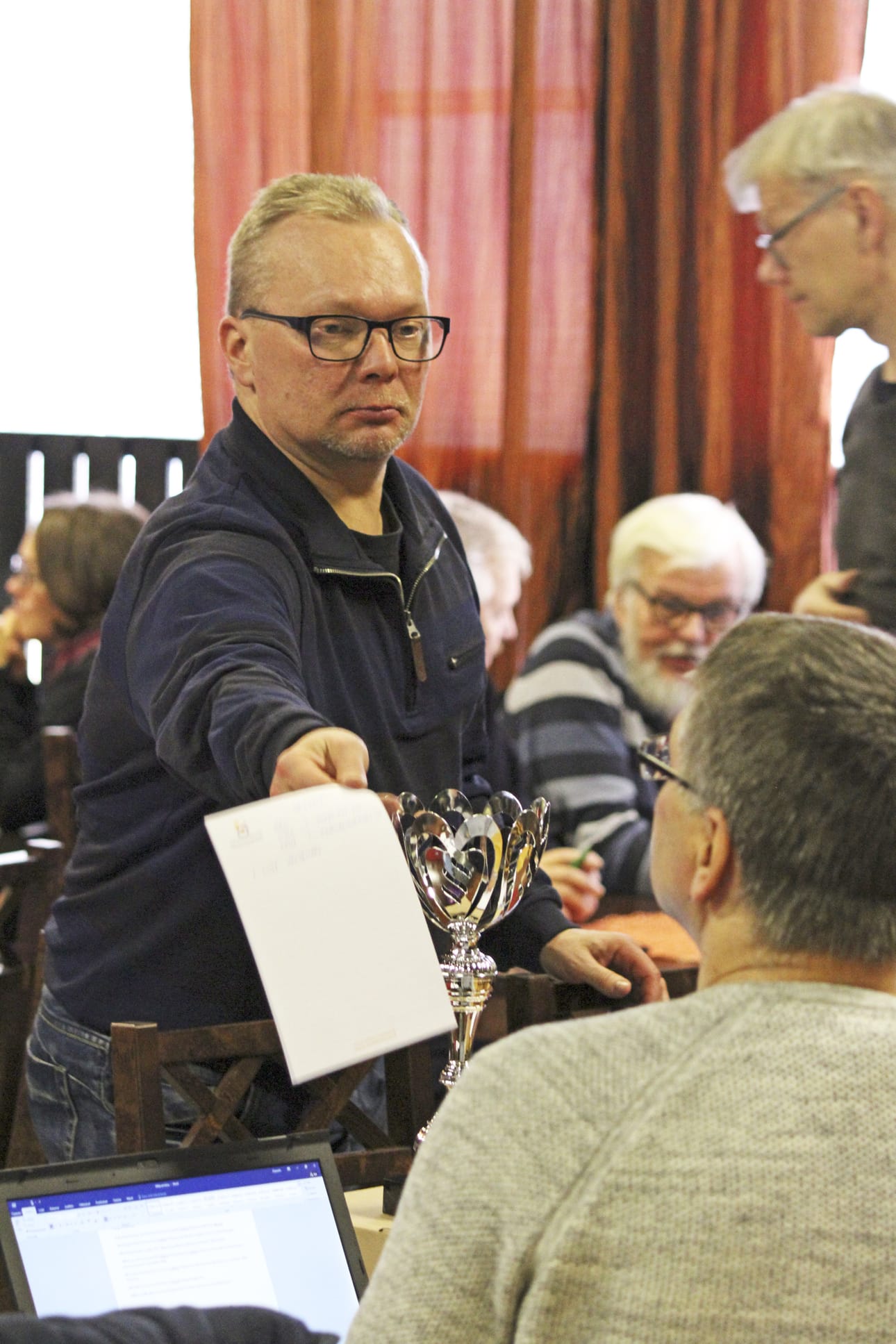 Vastausajan jälkeen joukkueet toivat mietintönsä nähtäville toiminnanjohtaja Timo Nevanperälle. Vuorossa Piippolan kakkosjoukkueen Mika Lunki.