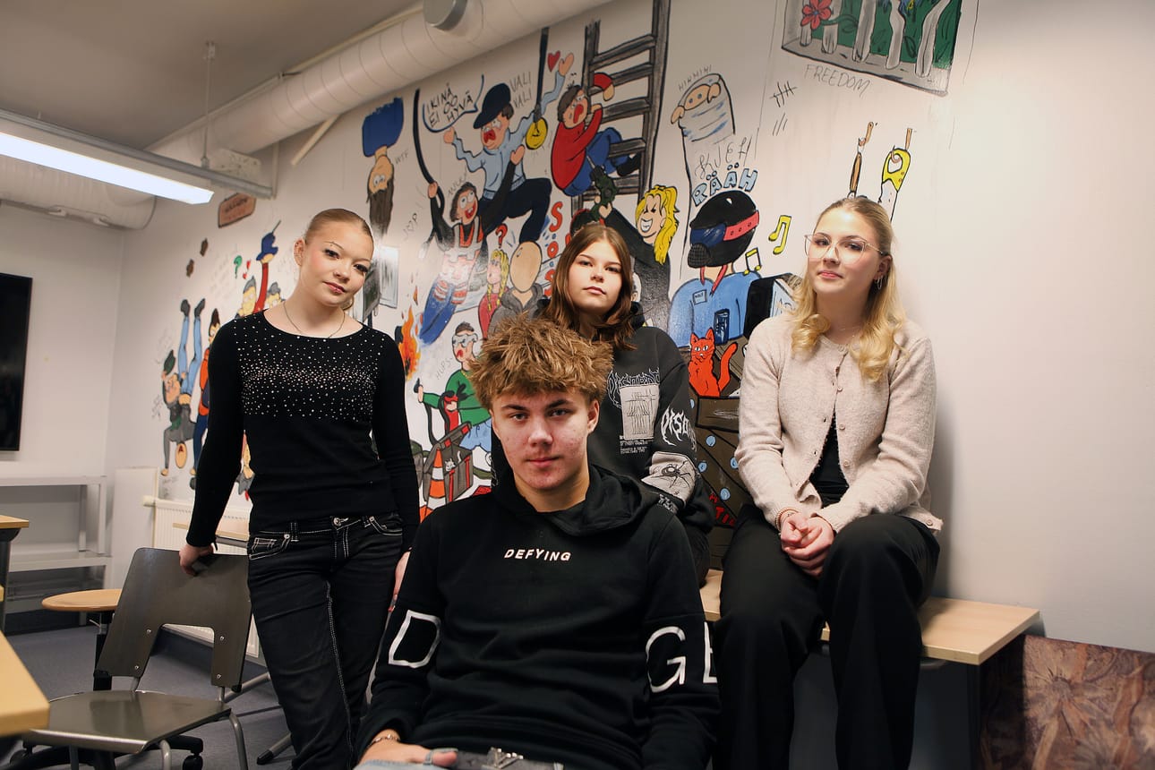 Säästösyiden vuoksi tehdyt koulutusalojen siirtosuunnitelmat eivät saa sähköpuolen opiskelijoilta ymmärrystä. Kuvassa etualalla Jonne Vilen ja takarivissä Salome Aaltonen, Aino Koskinen ja Tea Hohtari.