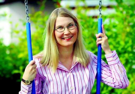 Tuleva tohtori Anina Raition väitöskirjatutkimuksen mukaan aurinko nopeuttaa huomattavasti tupakoinnin aiheuttamaa ihon vanhentumista.