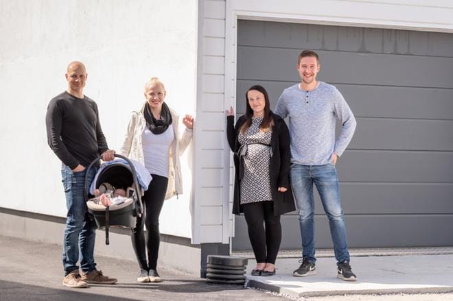 Asuntomessualueelle rakennettaessa tonteilla työskentely ja samassa veneessä olo tuo väistämättä naapurit yhteen. Porin messualueen takareunassa olevien kohteiden 32 ja 33 raja kulkee autotallin seinustaa pitkin. Jussi ja Ida Niinimäki sekä Anniina Nurminen ja Johan Saarni ovat jo suunnitelleet yhteistä trampoliinia ja muitakin toimintoja. KUVA: PAULIINA PUPUTTI