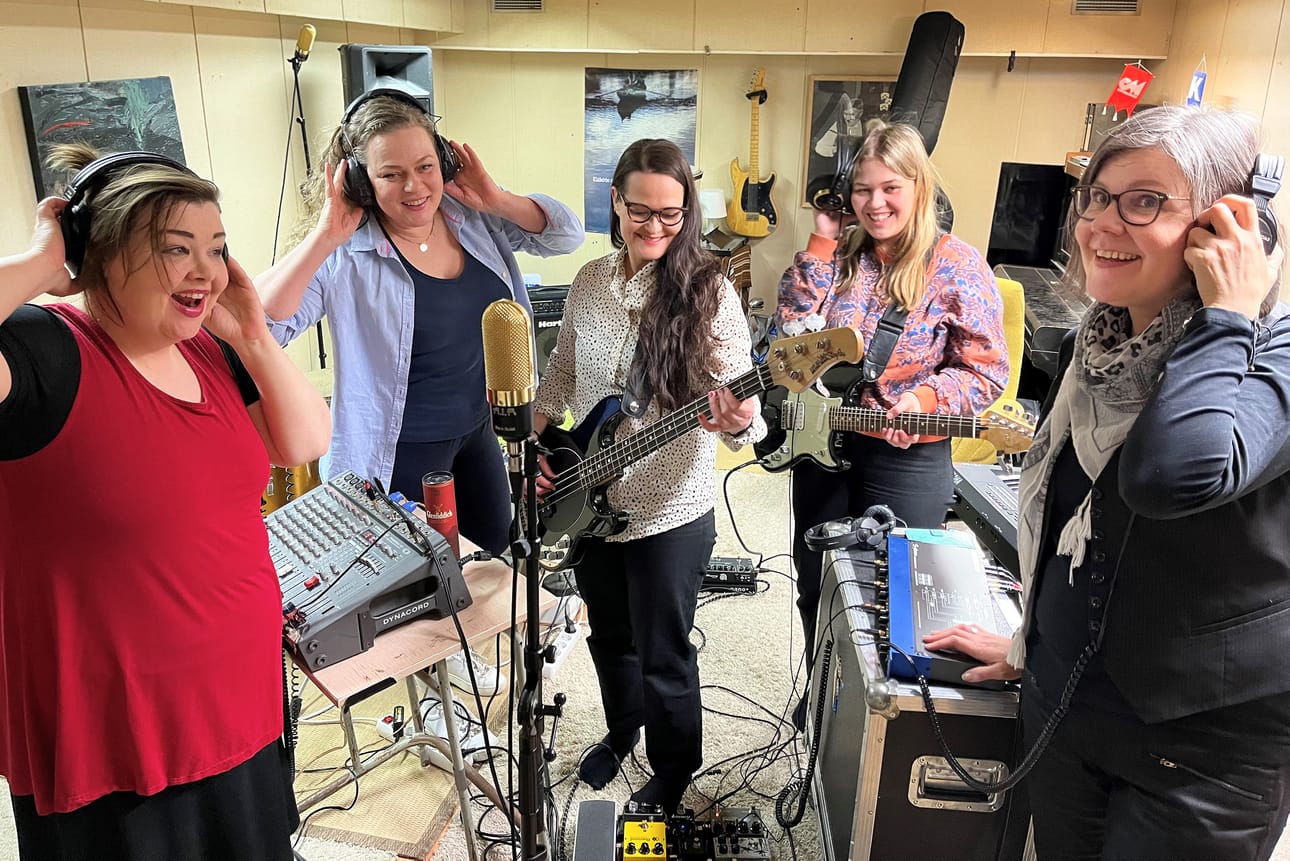 Seinäjokelainen Carillo palaa 30 vuoden tauolta. Treeneissä Anu Hietikko (vas., laulu, kitara), Satu Säilä (rummut), Seliina Päällysaho (basso), Louna Yli-Hemminki (kitara) ja Terhi Viitanen (koskettimet).