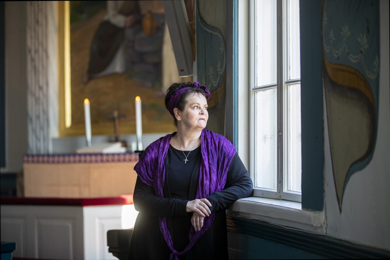 Nurmon kirkko on Elina Kalliovalkamalle erityisen tärkeä paikka pääsiäisenäkin. Siellä hänen isänsä Martti Hemminki on ollut kanttorina.