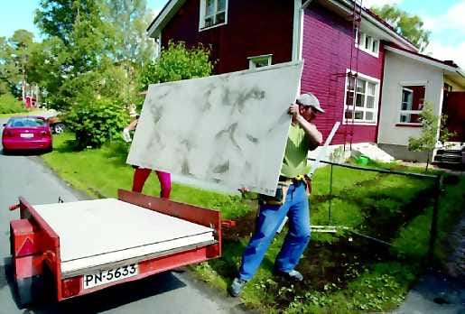 Kaikki paperille. Kiire painaa usein päälle, kun kesän aikana pitäisi remontoida tai rakentaa uutta. Asiakkaan ja urakoitsijan pitäisi kuitenkin malttaa laatia mahdollisimman tarkka urakkasopimus, vaikka toinen osapuoli tuntuisi kuinka luotettavalta. Ohjeita ja kaavakkeita saa kuluttajaneuvojalta.