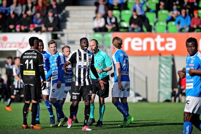 VPS:n Ibrahim Gueye protestoi, kun tuomari on hylännyt hänen kädellä tekemänsä maalin. KUVAT: TOMI KOSONEN