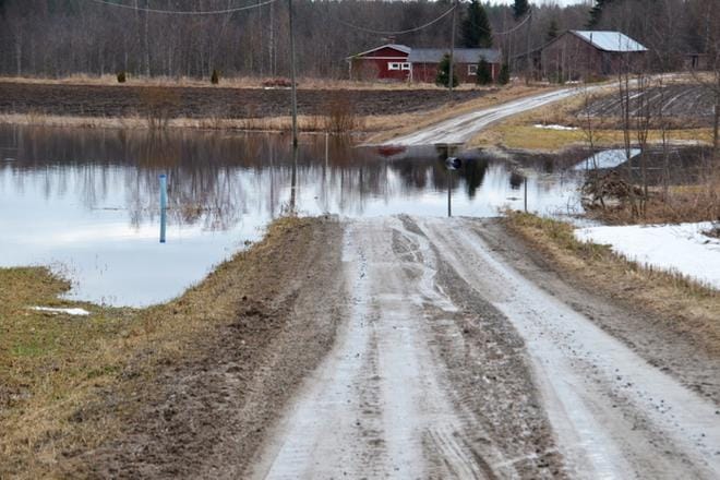 Tulvavesi katkaisi Kuukinlaaksontien Alajärven Koskenvarrella. KUVA: MARKKU TURPELA