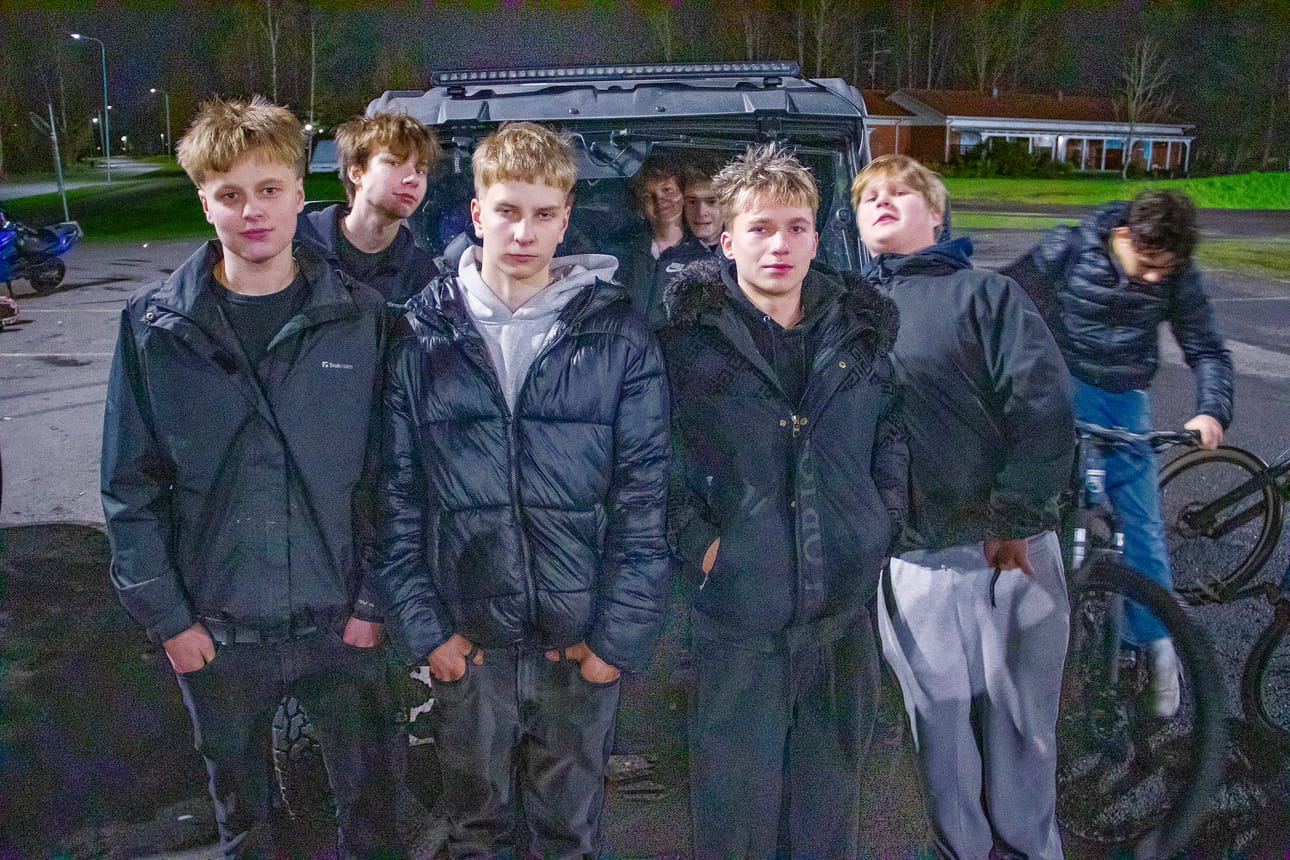 Albert Joensuu, Emil Säkkinen, Santeri Äijälä ja Viljami Vähäsantanen kavereineen. Säkkinen ja Äijälä ovat täyttäneet 18 vuotta ja aikovat hankkia seuraavaksi ajokortin ja tulla yhteisiin kokoontumisiin autolla. – Autot eivät pidä niin kovaa ääntä eivätkä häiritse porukkaa yhtä paljon kuin mopot.