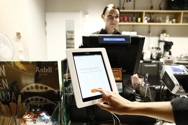 Kasvomaksamisen pilotti-versiota on kokeiltu OP:n henkilökunnan kahviossa. Myyjä Katja Kosunen odottaa, että maksu menee läpi.