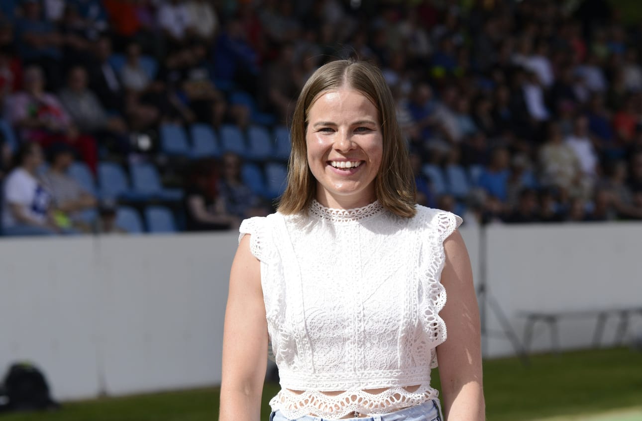 Maastohiihtäjä Krista Pärmäkoski vieraili yleisurheilun GP-sarjan osakilpailussa Kuortaneella. LEHTIKUVA / JUHA HARJU