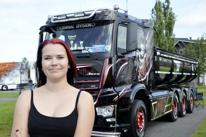 Veera Anttila suunnitteli Alahärmän Power Truck Show’ssa kunniamaininnan saaneen Kuljetus J. Laakso Oy:n sora-auton teippaukset. KUVAT: HANNELE YLI-VIITALA