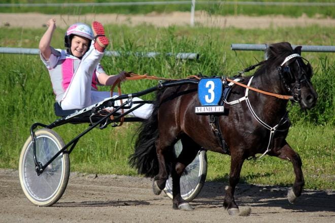 Sara Hautamäki tuuletti voittoa, jonka Stella C.C. otti ennätysajallaan 2.24,0. KUVA: SEIJA PAANANEN