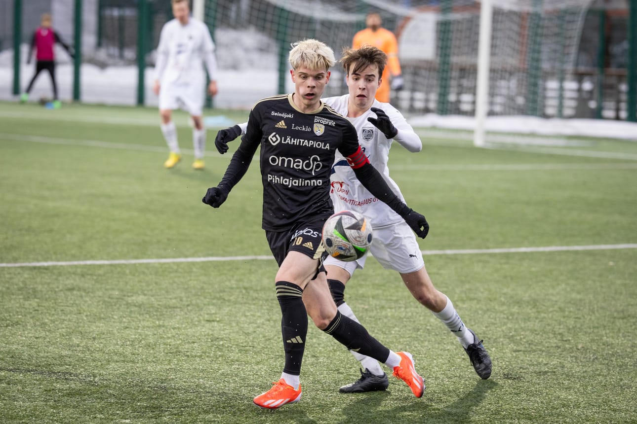 SJK:n Pyry Hannola ehtii pallolle ennen RoPon Severi Salmirinnettä.