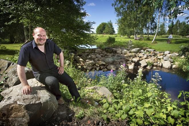 Matka Etelä-Pohjanmaalle on Hannu-Pekka Björkmanille aina on kotimatka. – Lakeuksilla hengityksen rytmi muuttuu ja vapautuu, hän sanoo. Tässä näyttelijä kasvumaisemissaan vuonna 2014. ARKISTOKUVA: HARRI TOIVOLA