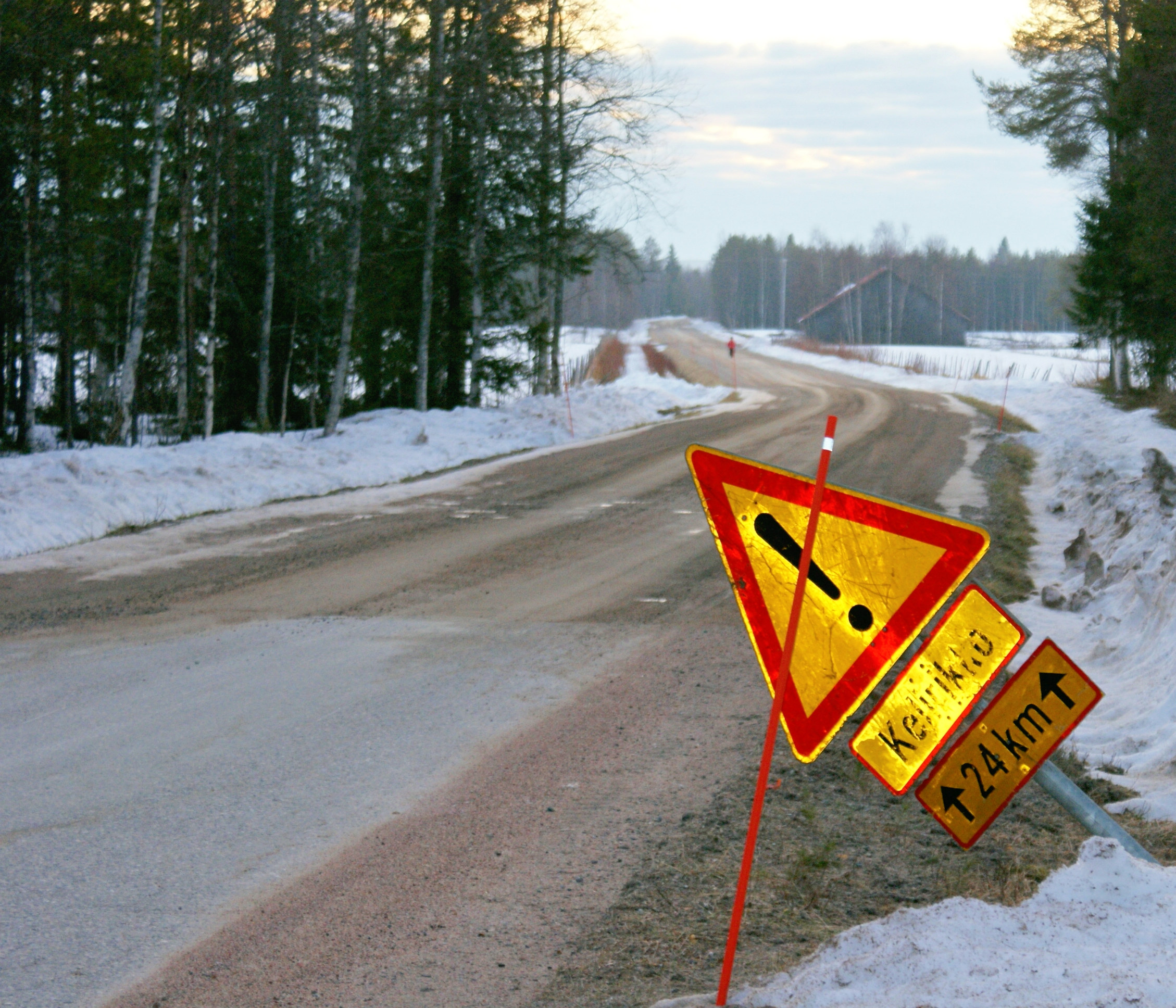 Kelirikkokylttejä on useilla teillä Pudasjärven ja Taivalkosken alueella. Pintakelirikko on pian ohi, runkokelirikko vasta tulossa.