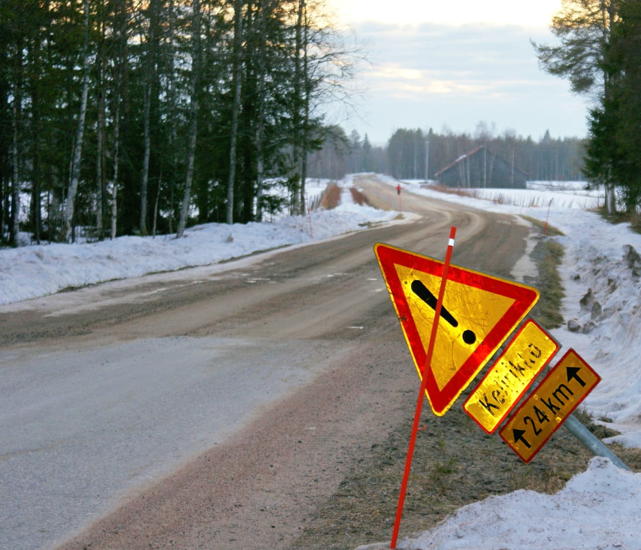 Kelirikkokylttejä on useilla teillä Pudasjärven ja Taivalkosken alueella. Pintakelirikko on pian ohi, runkokelirikko vasta tulossa.