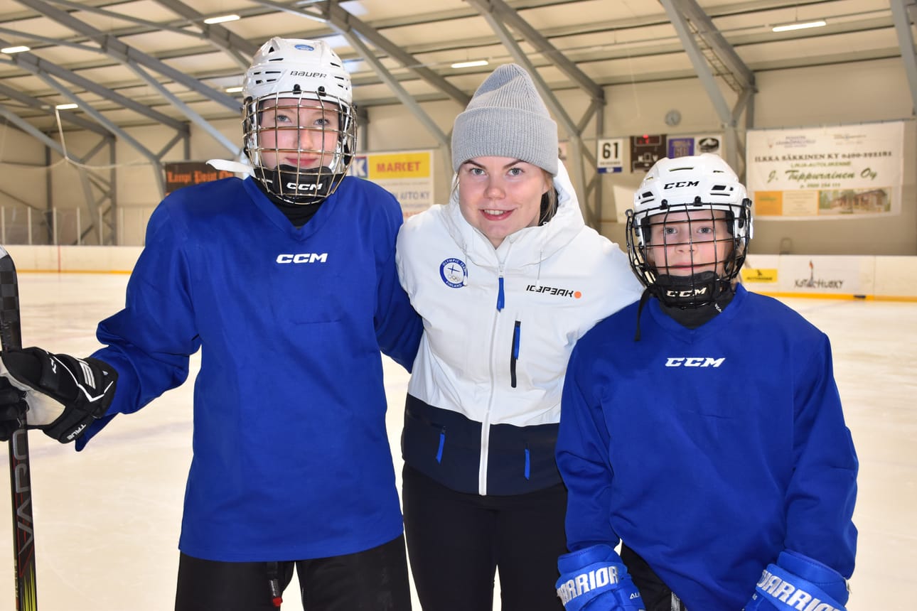 Posion kunnan paras naisurheilija on Alina Kylmäniemi (vas.) Kuvassa lisäksi ovat Posion Pyrinnöstä maailmalle ponnistanut Sini Karjalainen sekä Pyrinnön U14-joukkueessa pelaava Peetu Posio.