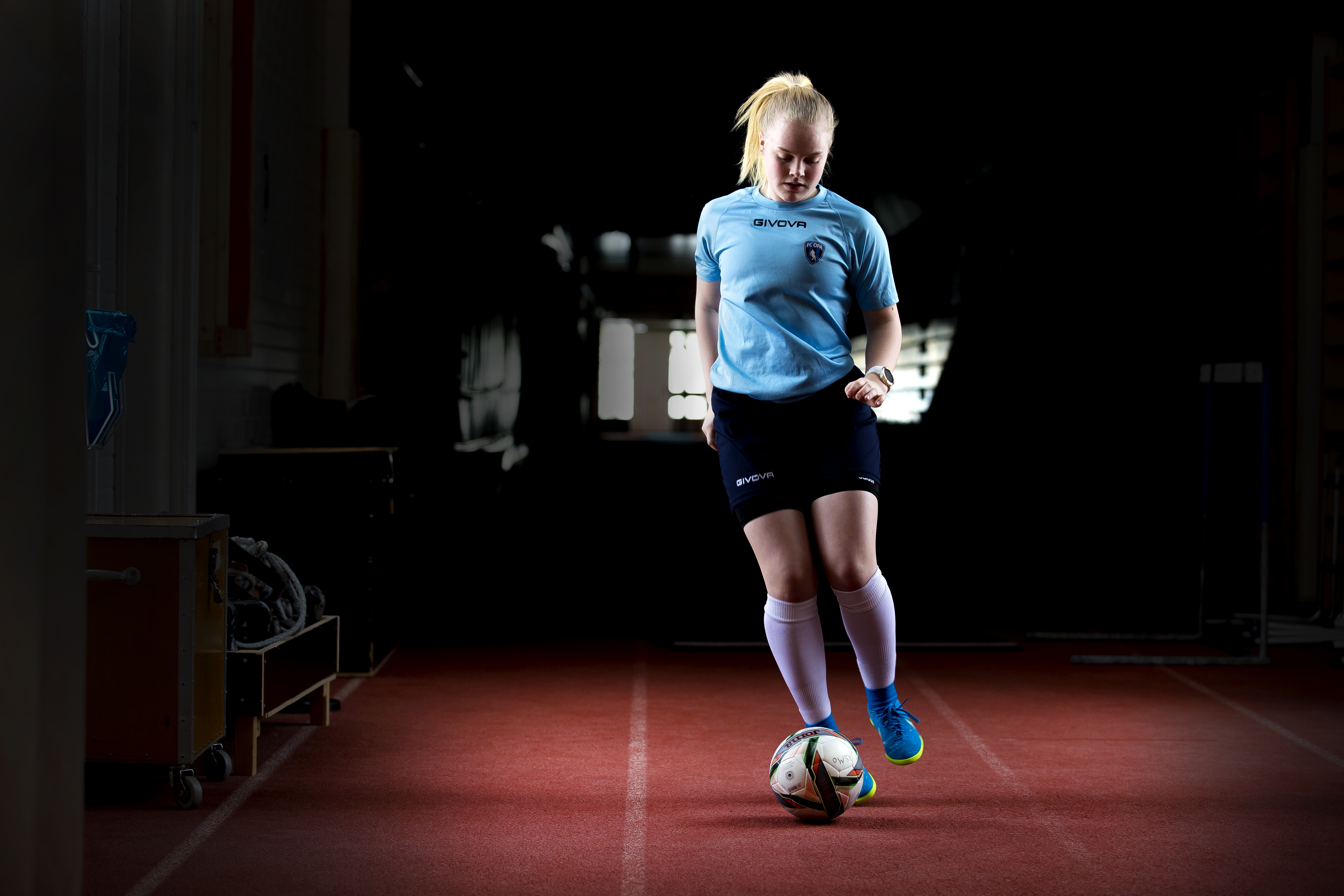 Raahelainen Lotta Iivonen edustaa futsalissa FC Oulun Palloa ja jalkapallossa Ajax-Sarkkirantaa.