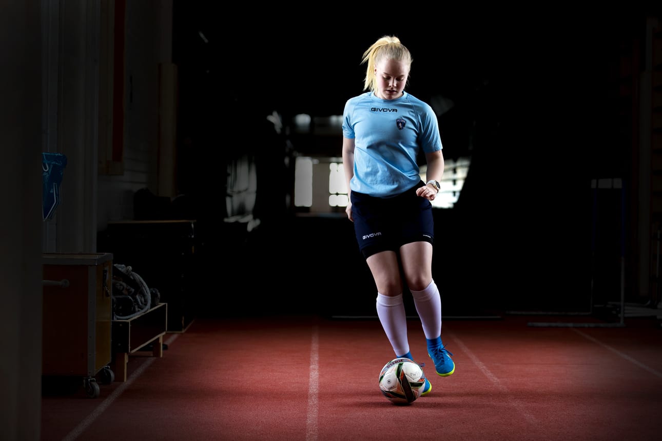 Raahelainen Lotta Iivonen edustaa futsalissa FC Oulun Palloa ja jalkapallossa Ajax-Sarkkirantaa.
