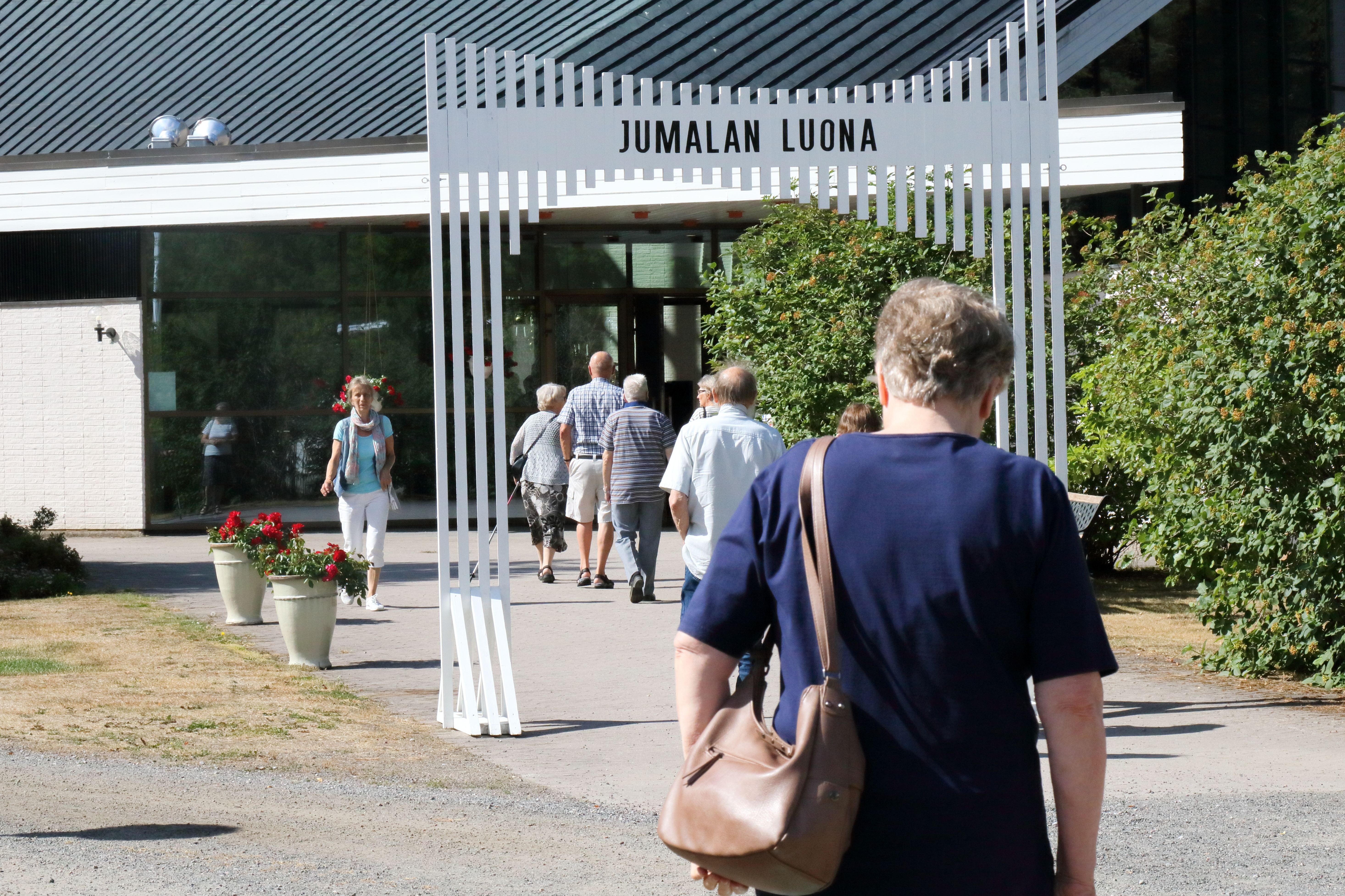 Kesäjuhlien juhlakirkkoon johti kutsuva portti.