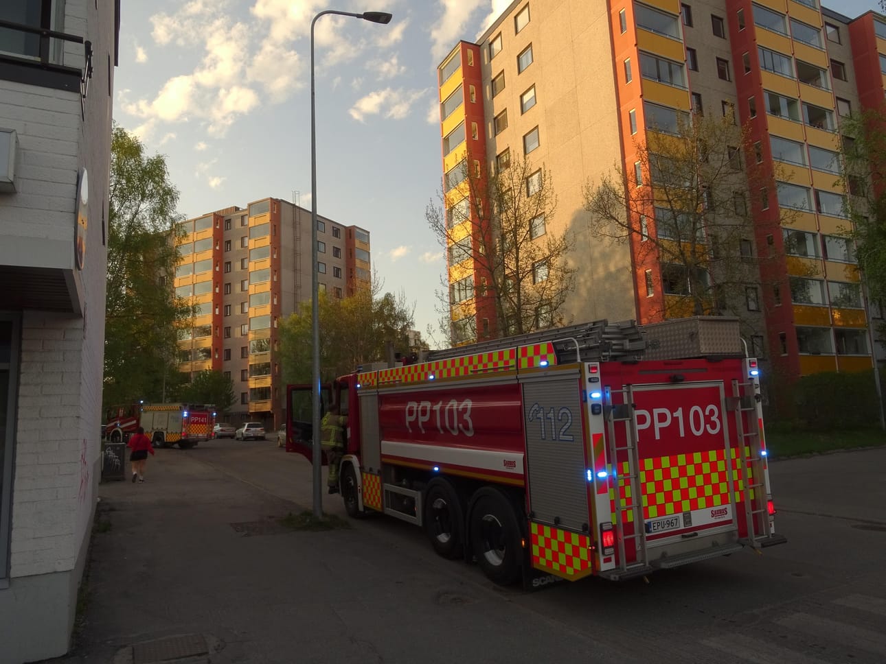 Pelastuslaitos suoritti tarkastusta Tuirassa Myllytiellä kerrostalon porrashuoneessa havaitun savun takia. Varsinaista tulipaloa ei kohteessa kuitenkaan ollut.