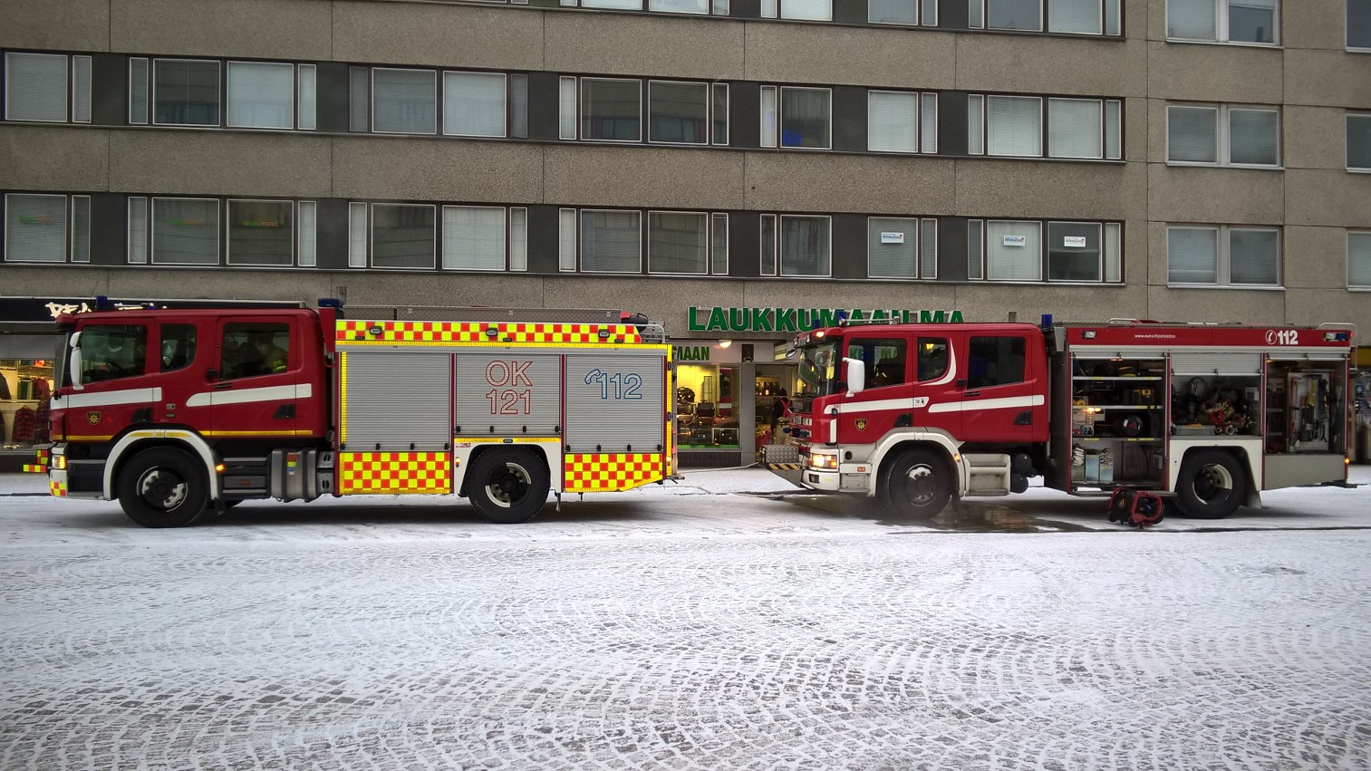 Saaristonkadun ja Kirkkokadun risteyksessä sattunut kaukolämpövuoto on aiheuttanut isot vesivahingot ainakin kolmeen liikekiinteistöön Kirkkokadulla Oulun keskustassa. 