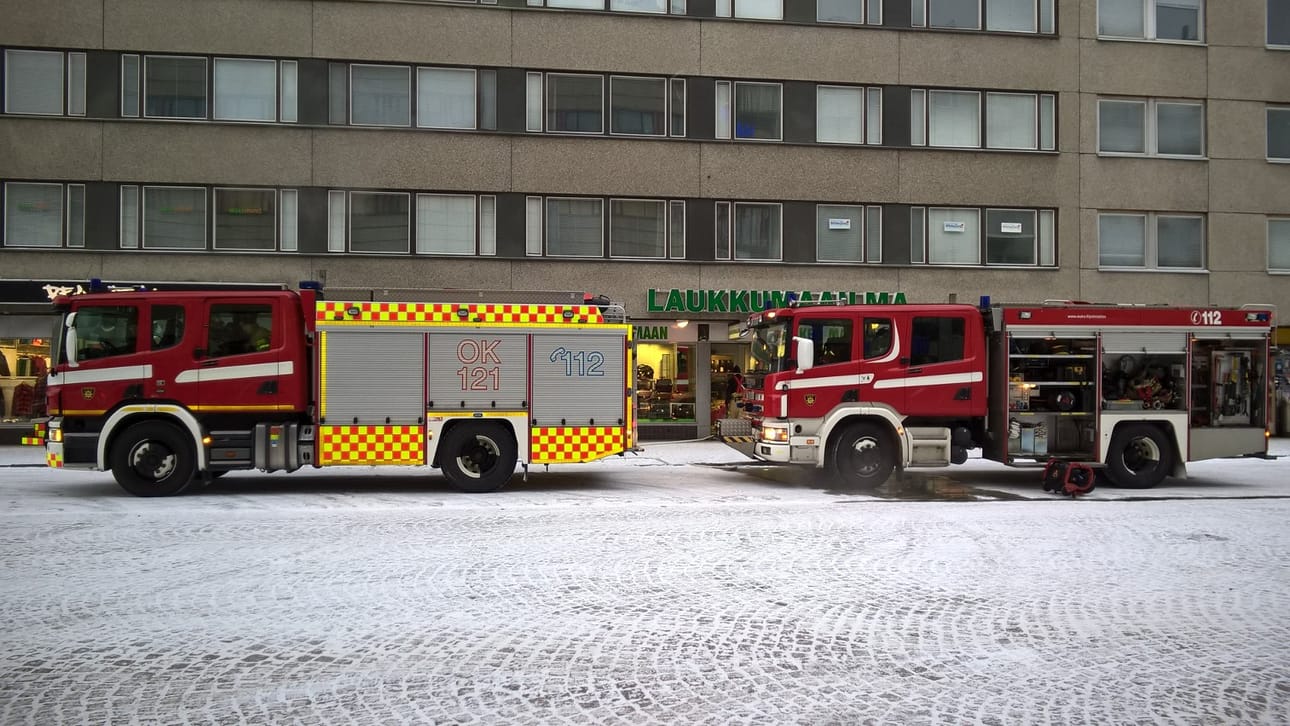 Saaristonkadun ja Kirkkokadun risteyksessä sattunut kaukolämpövuoto on aiheuttanut isot vesivahingot ainakin kolmeen liikekiinteistöön Kirkkokadulla Oulun keskustassa.