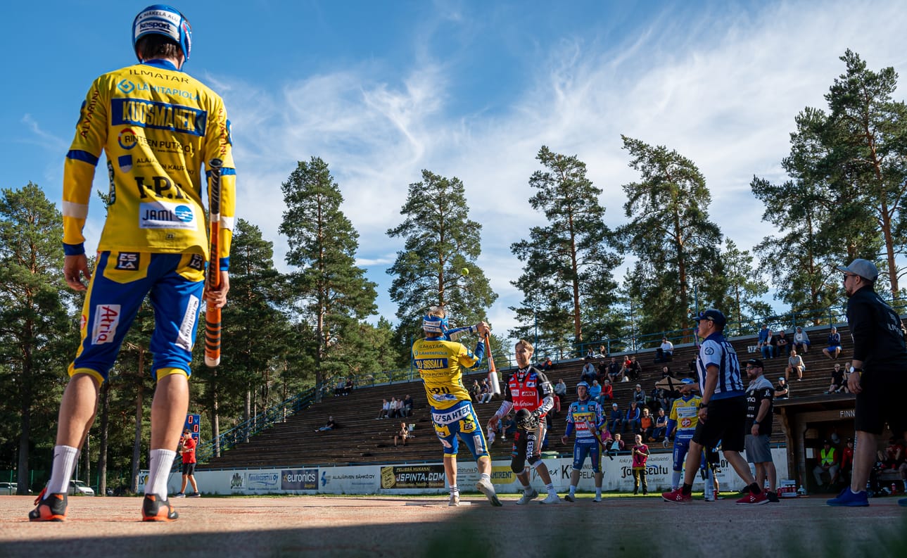Alajärven Ankkureiden ja Koskenkorvan Urheilijoiden väliset karsintapelit jatkuvat sunnuntaina 1–1-lukemista. Pääsarjapaikalla on molemmissa leireissä iso merkitys.
