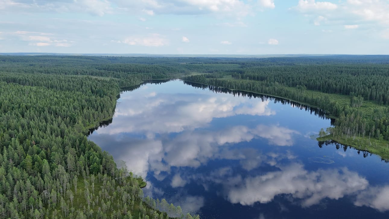 Pilvet heijastuvat kivasti lammen pinnasta 10.7.2026