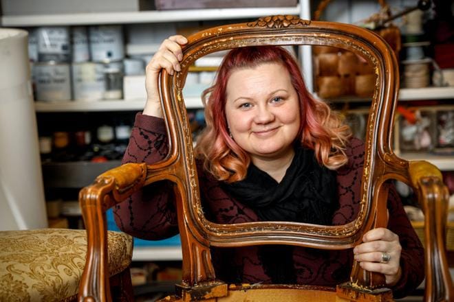 Noora Viitaniemi ja verhoiltava.