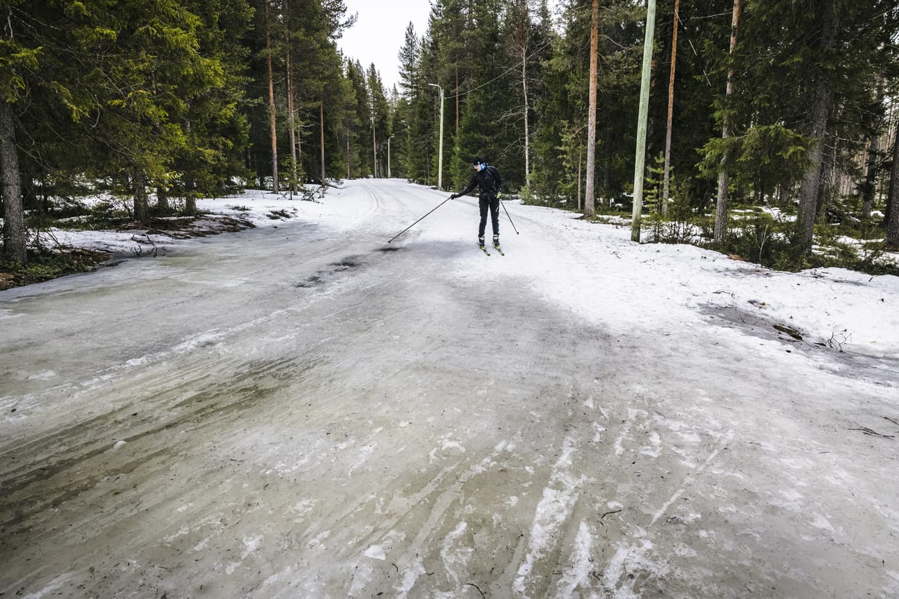 Ounasvaaran hiihtolatujen alta pilkottaa jo paikka paikoin hiekkaa ja maata. Ari Mäntyranta sanoo, että osa laduista on myös roskaisessa kunnossa. – Mutta sillehän ei mahda mitään, kun ladut tuppaavat olemaan metsän keskellä, Mäntyranta naurahtaa.