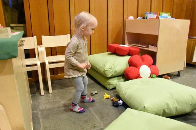 Pian kolmevuotias Edith Björkman kutsuttiin Vaasan kirkkoon testaamaan siellä sijaitsevaa lastenpaikkaa, ja hän vaikutti tyytyväiseltä. Kuva: Vaasan seurakuntayhtymä
