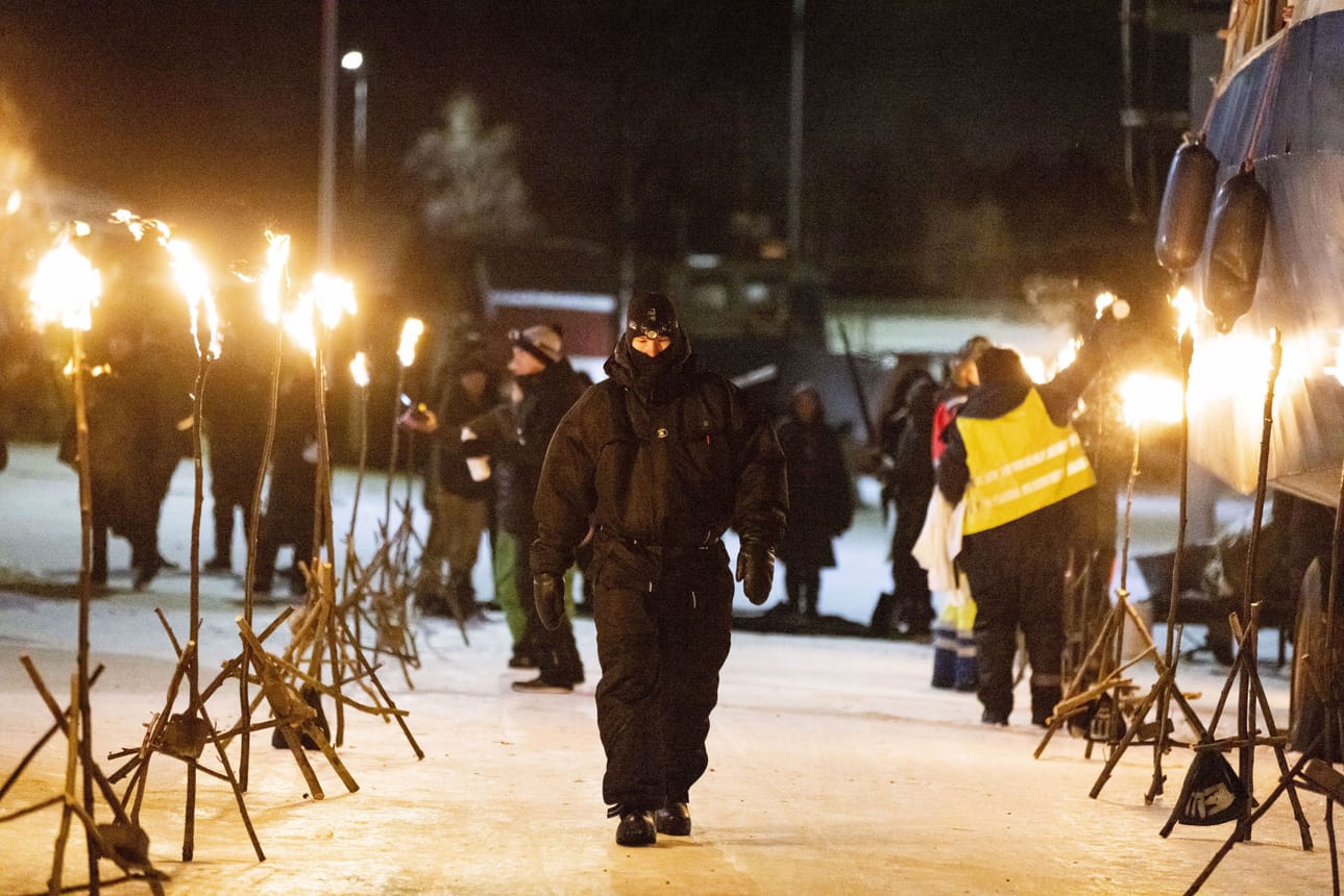 Jussi Hiltunen paksuissa pakkastamineissa Korvessa kulkevi -sarjan kuvauksissa Pohjois-Pohjanmaalla.