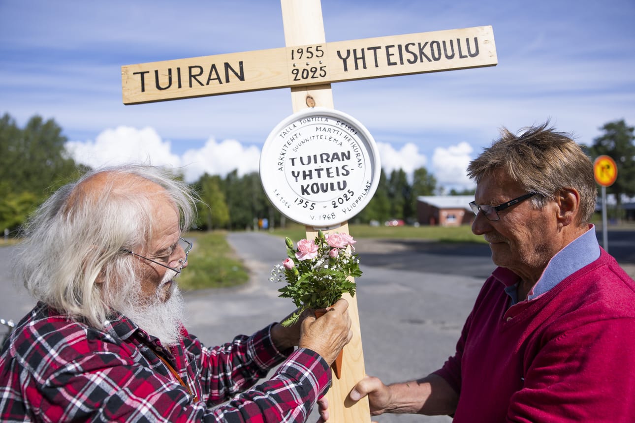 Tuiran entisen yhteiskoulun kasvatit Pentti Kela (vas.) ja Matti Saikkonen pystyttämässä muistoristiä, jonka Kela on itse rakentanut.