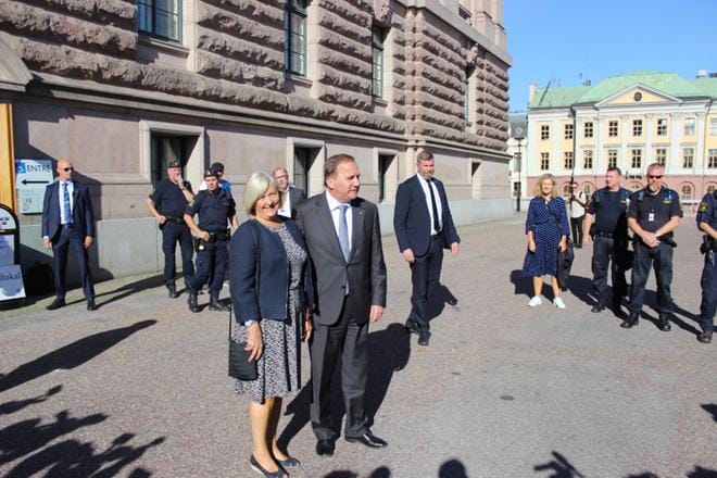 Pääministeri Stefan Löfven ja hänen vaimonsa Ulla Löfven kävelivät äänestyspaikalle. KUVA: Joonas Kuikka