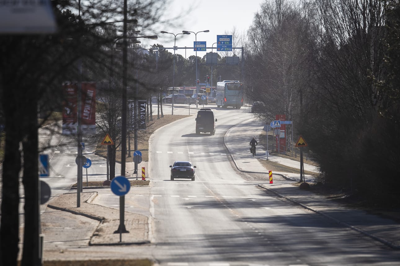 Rovaniemen katuja ja teitä on puhdistettu hiekoitushiekasta jo viikkojen ajan. Kuva otettu Ratakadulta perjantain 17.4.