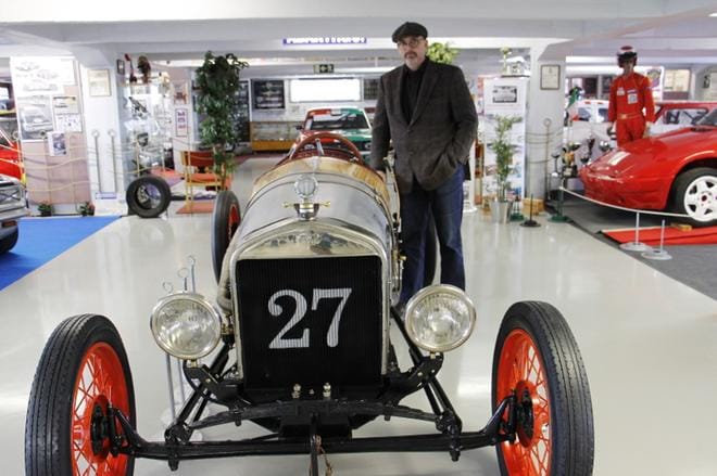 Ford T Bucket Tail Speedster 1927:n muotoilu miellyttää Vaasan Veteraaniautoseuran varapuheenjohtaja Mikko Råbergin esteettistä silmää. Kaunis on, kyllä kelpaisi tällaisella ajella. KUVAT: ANNA-LEENA EKROOS