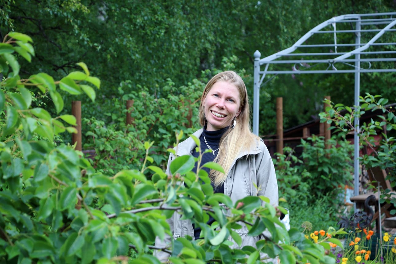 Aira Meriruoko on asukasmarkkinointisihteerinä ensimmäinen laatuaan. Hänen tehtävänään on saada paikkakunnalle uusia raahelaisia. Meriruoko on lisäksi nimettä Raahen kaupungin yhteyshenkilöksi Fennovoiman suuntaan. Asukkaita lienee sieltäkin tulossa.