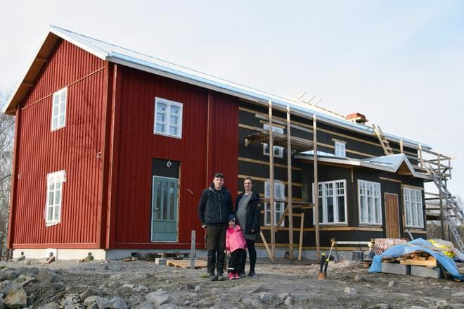 Toni Tiihonen ja Karolina Hortans entistävät Sundomissa sijaitsevaa Södergårdia. Suunnitelmissa on, että pian nelihenkinen perhe pääsee muuttamaan taloon tulevan syksyn aikana. Kuva: Raija Koivisto