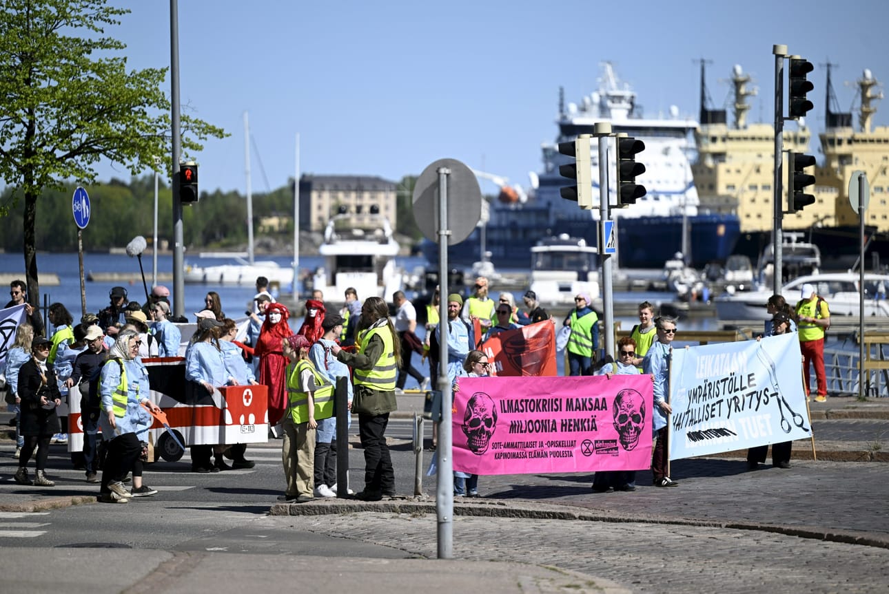 Elokapinan Myrskyvaroitus-kampanjan keskeisimpänä vaatimuksena on saada hallitus lakkauttamaan ympäristölle haitalliset tuet. Kuva mielenosoituksesta on toukokuulta Helsingistä. LEHTIKUVA / Vesa Moilanen